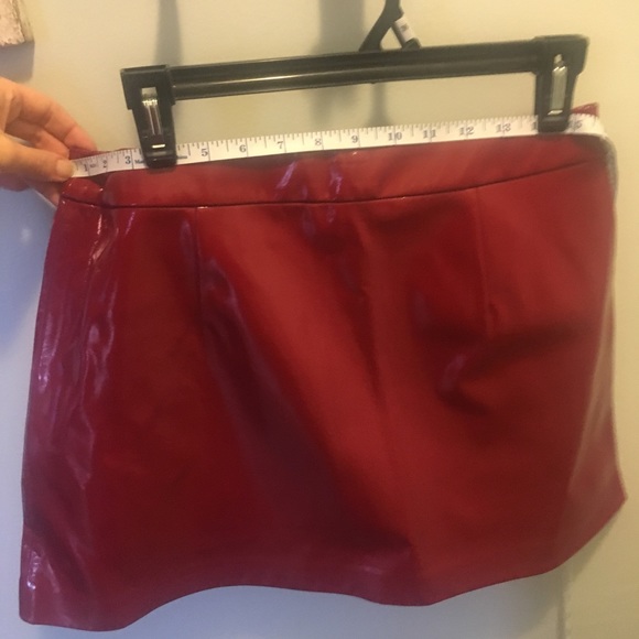 Sexy fun Red faux leather skirt. Between a M and L - Picture 3 of 5